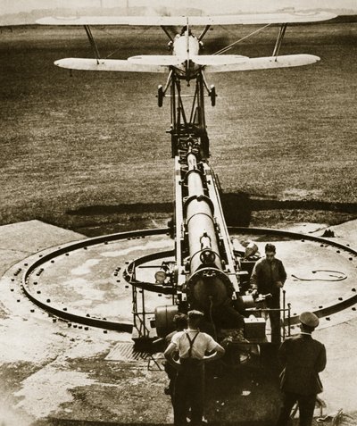 A katapult fortélyainak elsajátítása (fotogravúr) alkotó: English Photographer